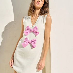 FRONT BOW DETAIL SLEEVELESS SWEATER MINI DRESS: IVORY-PINK, S